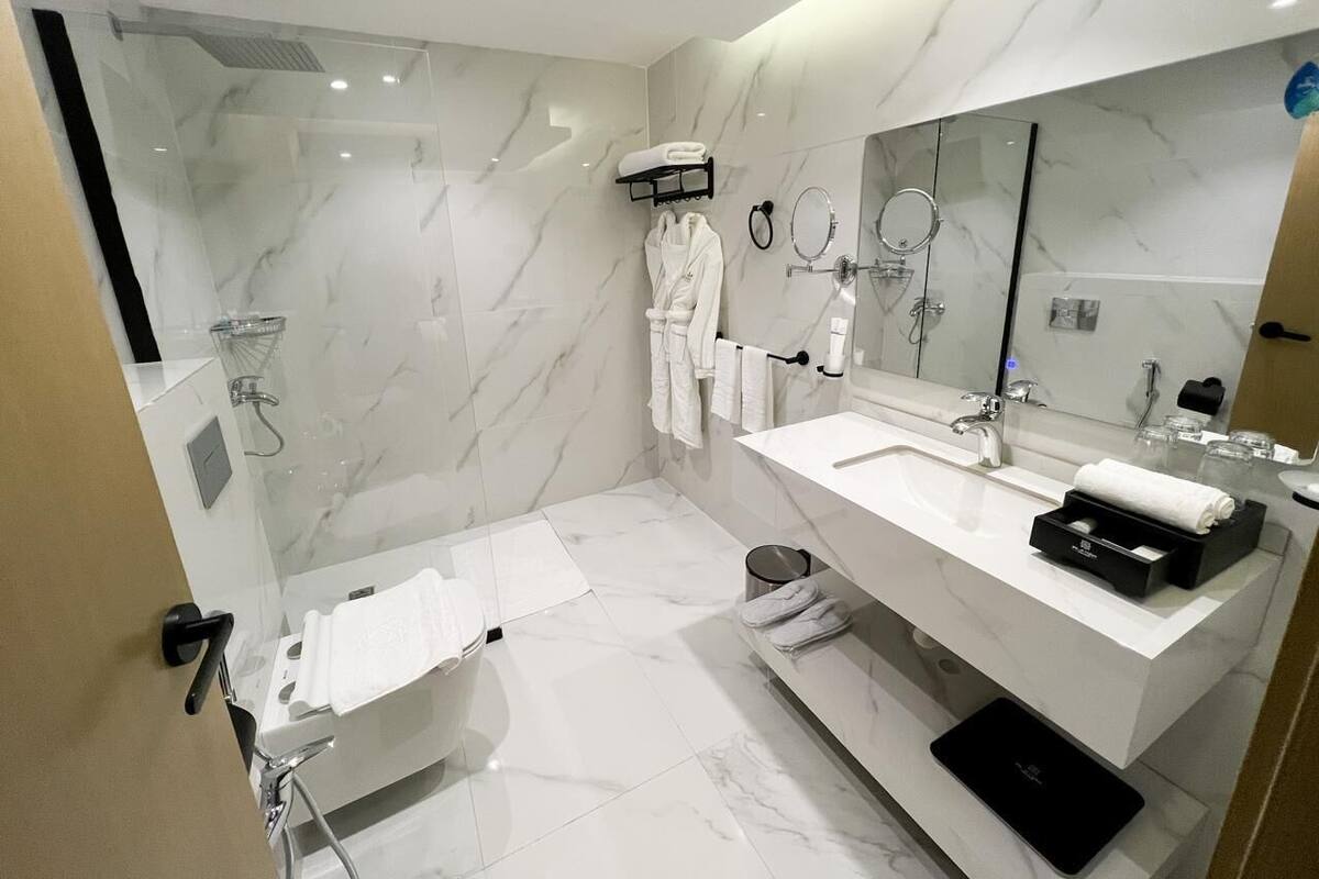 Family Apartment | Bathroom | Free toiletries, hair dryer, slippers, towels