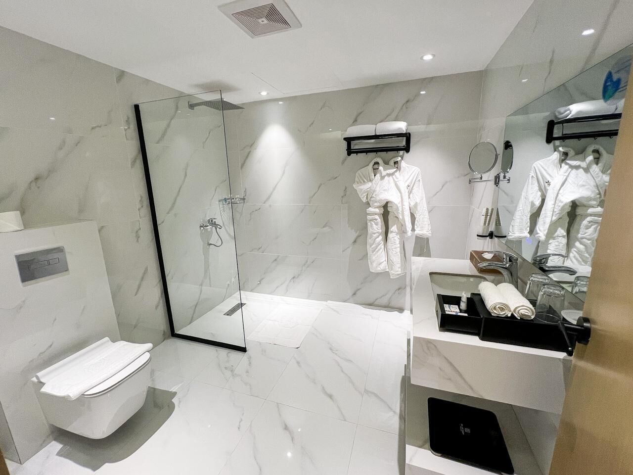 Superior king Room | Bathroom | Free toiletries, hair dryer, slippers, towels