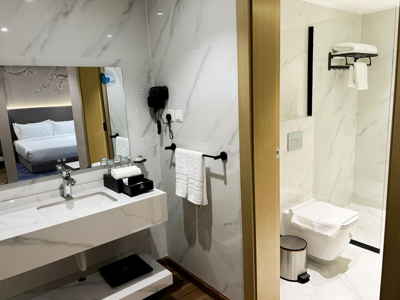 Standard-Doppelzimmer | Badezimmer | Kostenlose Toilettenartikel, Haartrockner, Hausschuhe, Handtücher