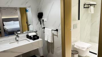 Standard-Doppelzimmer | Badezimmer | Kostenlose Toilettenartikel, Haartrockner, Hausschuhe, Handtücher