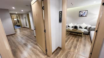 three bedrooms Suite | Skrivbord, strykjÀrn/strykbrÀda och gratis wi-fi