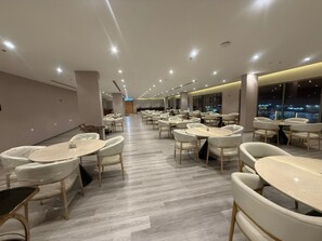 Free daily buffet breakfast - Celine Home Hotel Al Nairyah (Nairyah)