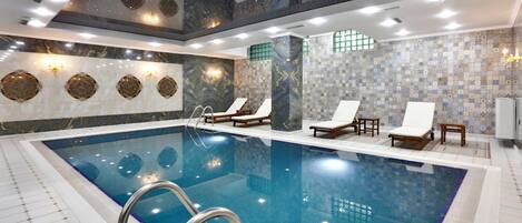 Kolam renang tertutup