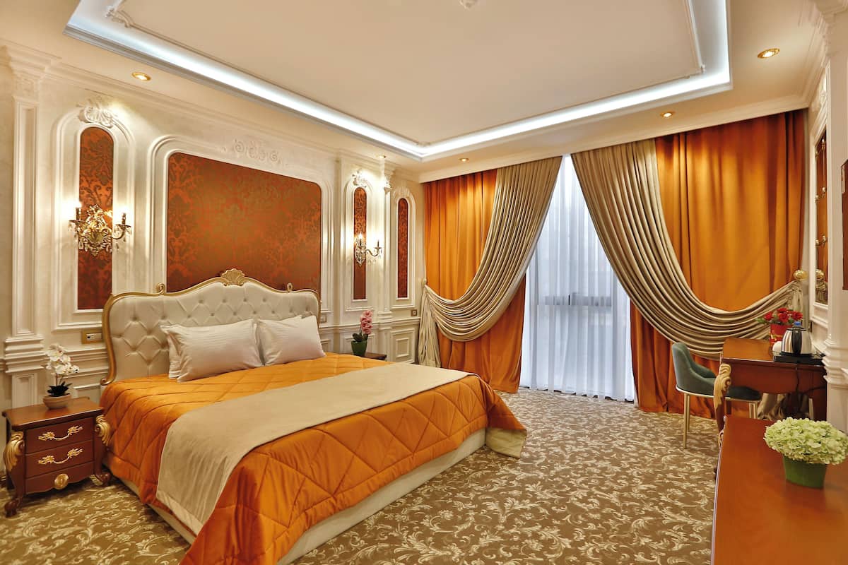 Desk, laptop workspace, free WiFi