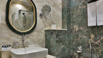 Family Room | Bathroom | Shower, free toiletries, hair dryer, towels