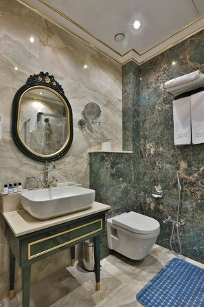 Family Room | Bathroom | Shower, free toiletries, hair dryer, towels - ALERMO HOTEL & SPA  (Baku)