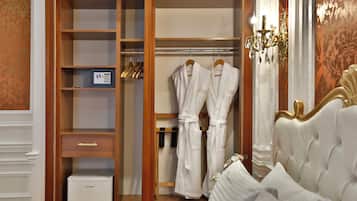 Desk, laptop workspace, free WiFi