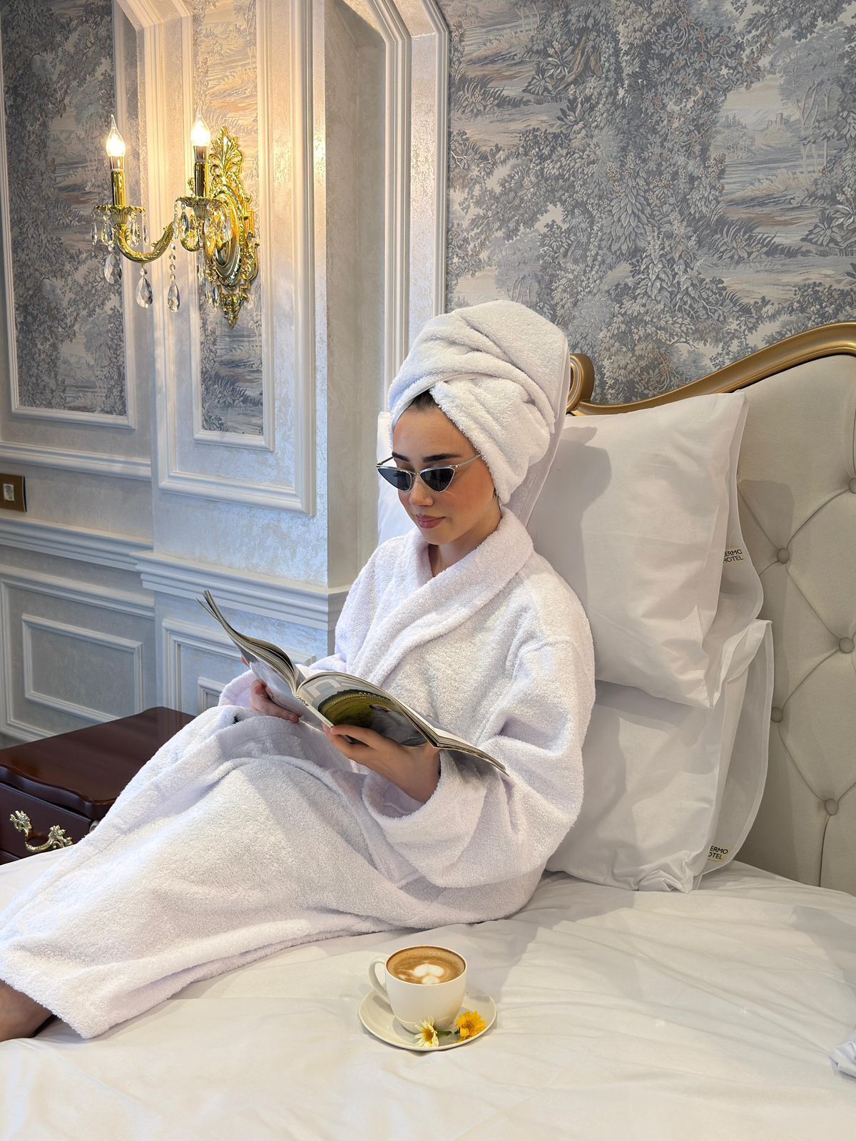 Edredones de plumas, colchones Select Comfort, minibar y escritorio