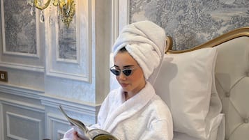 Edredones de plumas, colchones Select Comfort, minibar y escritorio