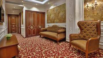 Junior Room, 1 King Bed | Living area