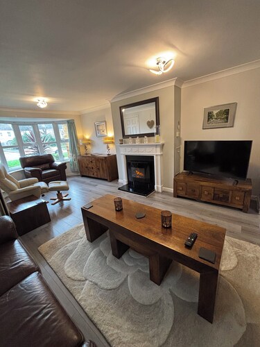 spacious home with pool table, 3 bedrooms, 2 minutes drive from seafront