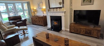 spacious home with pool table, 3 bedrooms, 2 minutes drive from seafront