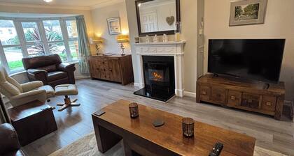 spacious home with pool table, 3 bedrooms, 2 minutes drive from seafront