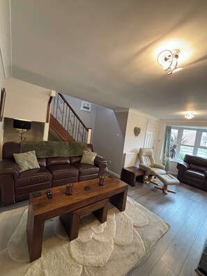 TV - spacious home with pool table, 3 bedrooms, 2 minutes drive from seafront (Gosport)