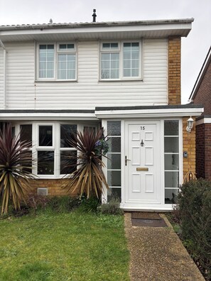 Exterior detail - spacious home with pool table, 3 bedrooms, 2 minutes drive from seafront (Gosport)