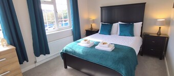 spacious home with pool table, 3 bedrooms, 2 minutes drive from seafront