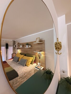 Iron/ironing board, Internet, bed sheets - Stylish NoLo Loft: Workstation in 1910 Charm (Milano)
