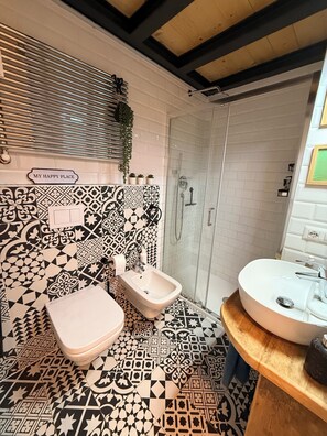 Shower, hair dryer, bidet, towels - Stylish NoLo Loft: Workstation in 1910 Charm (Milano)