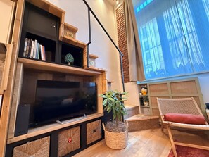 Interior - Stylish NoLo Loft: Workstation in 1910 Charm (Milano)