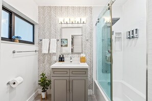 Shower, hair dryer, towels, soap - Walk to the Beach Heated Pool, Jacuzzi, Fire Pit & Games (Pompano Beach)