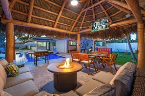 Outdoor dining - Walk to the Beach Heated Pool, Jacuzzi, Fire Pit & Games (Pompano Beach)