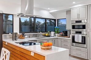 Fridge, microwave, oven, stovetop - Walk to the Beach Heated Pool, Jacuzzi, Fire Pit & Games (Pompano Beach)