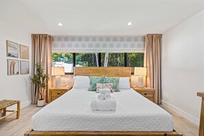 4 bedrooms, iron/ironing board, travel cot, WiFi - Walk to the Beach Heated Pool, Jacuzzi, Fire Pit & Games (Pompano Beach)