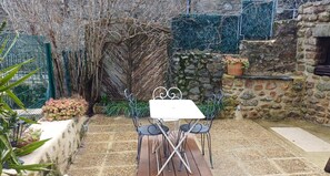 Outdoor dining - Ardechoise street house ideally located for visiting the Ardèche region (Toulaud)