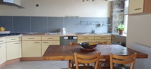 Fridge, microwave, oven, stovetop - Ardechoise street house ideally located for visiting the Ardèche region (Toulaud)