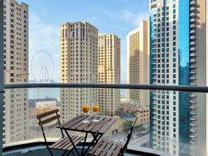 Outdoor dining - Luxury Waterfront View with Ain Dubai  (Dubai)