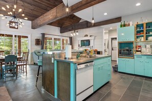 Mikroaaltouuni, uuni, liesi, astianpesukone