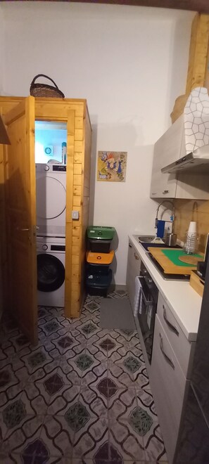 Fridge, microwave, oven, stovetop - Cantunera Sicilian Room-apartment for 2/4 people in the center of Piazza Armerina (Piazza Armerina)