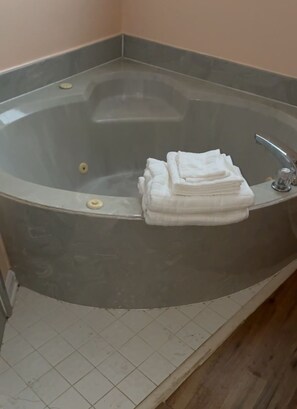 Jetted bath, towels, toilet paper