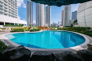 Pool - Acqua Novotel Suites w/ Rockwell View (Mandaluyong City)
