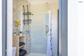 Shower, hair dryer, towels - Air-conditioned Casa di Castagni near Saint Florent (OLETTA)