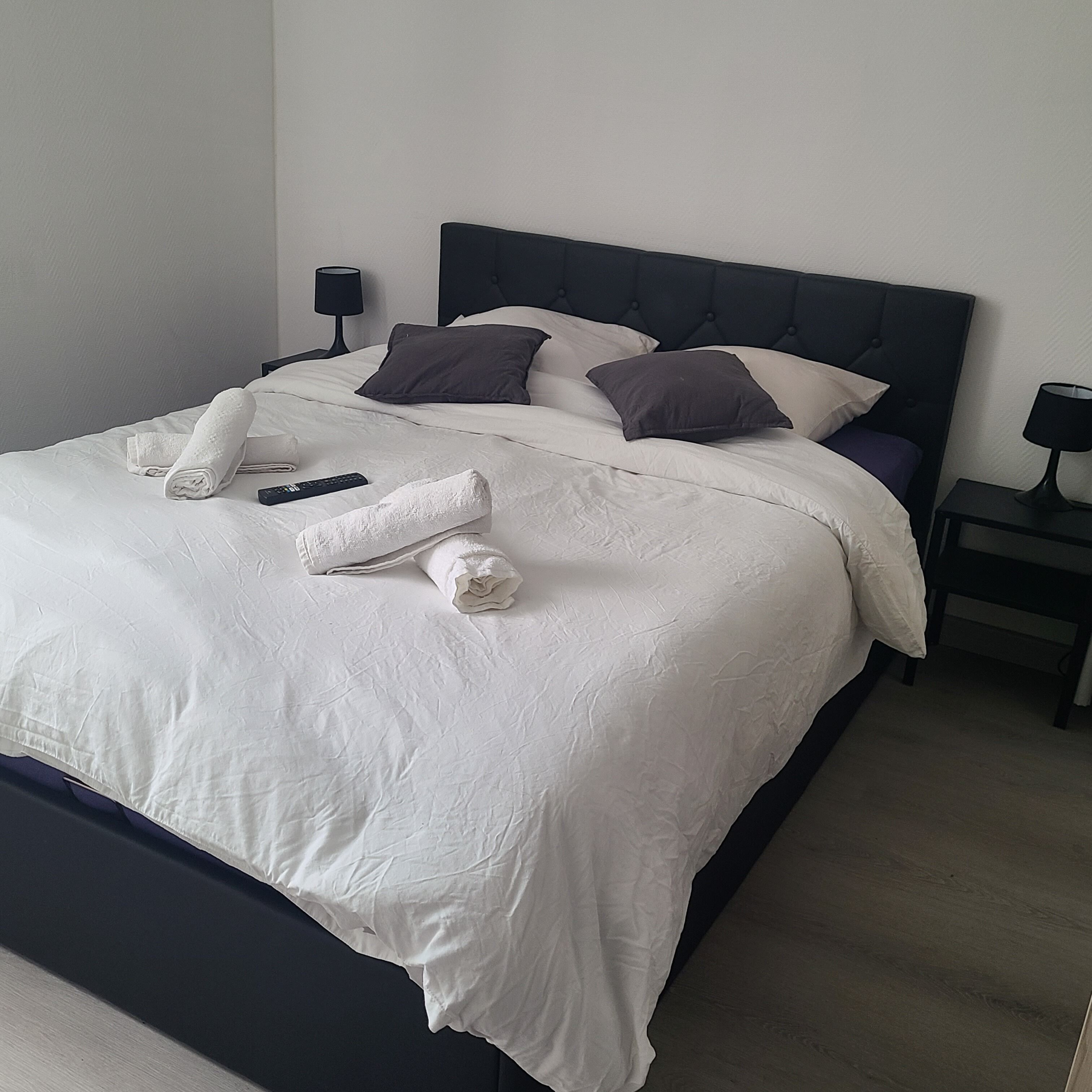 مكواة/لوح كي وخدمة الإنترنت وملاءات أسرّة