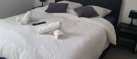 Strykejern/-brett, internettilgang og sengetøy