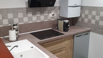 Kjøleskap, mikrobølgeovn, kokeplater og kaffetrakter/tekoker