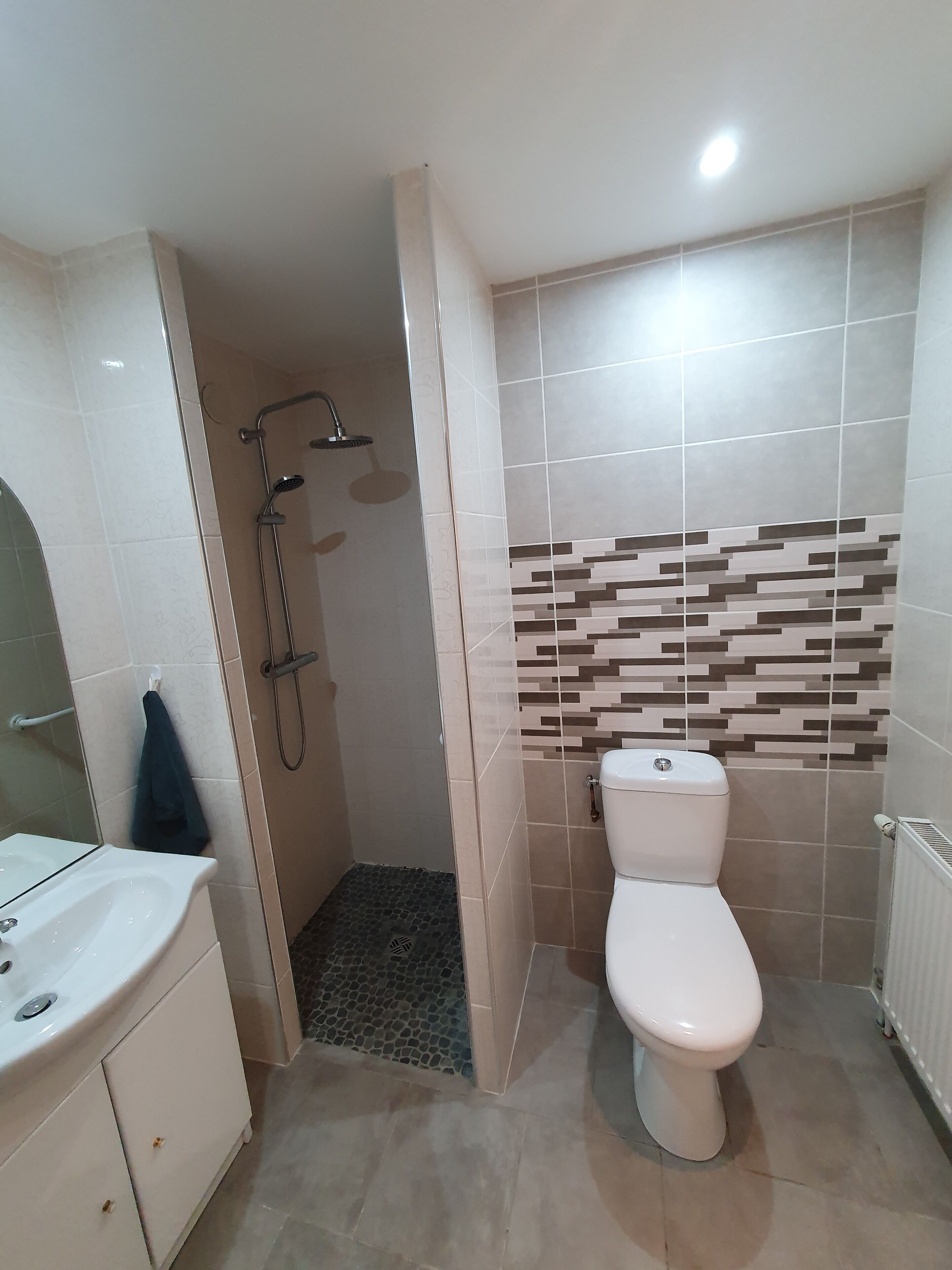 Serviettes fournies, savon, papier toilette