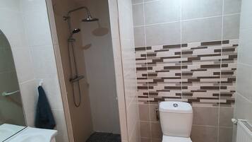 Serviettes fournies, savon, papier toilette