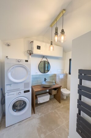 Shower, hair dryer, soap - Fully renovated mazet en provence (Saint-Étienne-du-Grès)