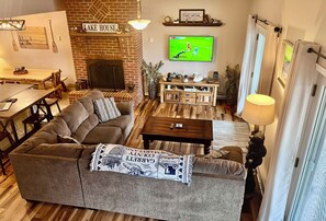 Smart TV, fireplace, DVD player, books - Red Brick Lodge in super convenient Deep Creek Lake location (McHenry)