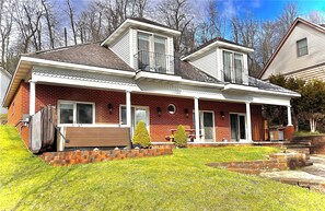 Exterior - Red Brick Lodge in super convenient Deep Creek Lake location (McHenry)