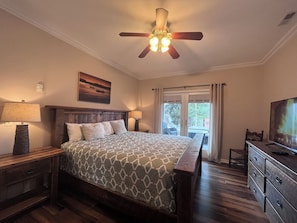 3 bedrooms, free WiFi, bed sheets - Red Brick Lodge in super convenient Deep Creek Lake location (McHenry)