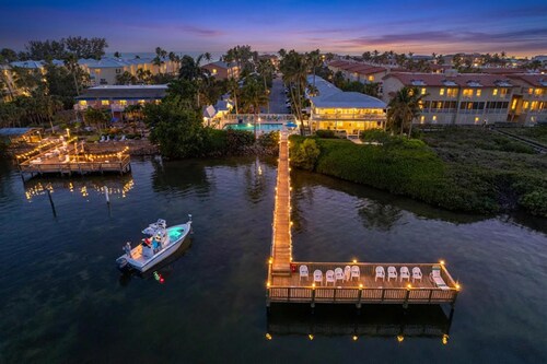 Cozy 1-bed cottage in adorable Tradewinds Bradenton Beach, steps to beach/pool