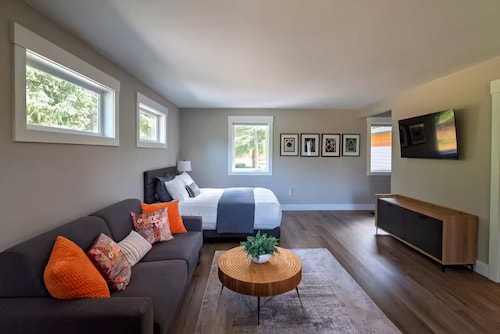 Cozy modern studio apartment in quiet Ridgefield with AC