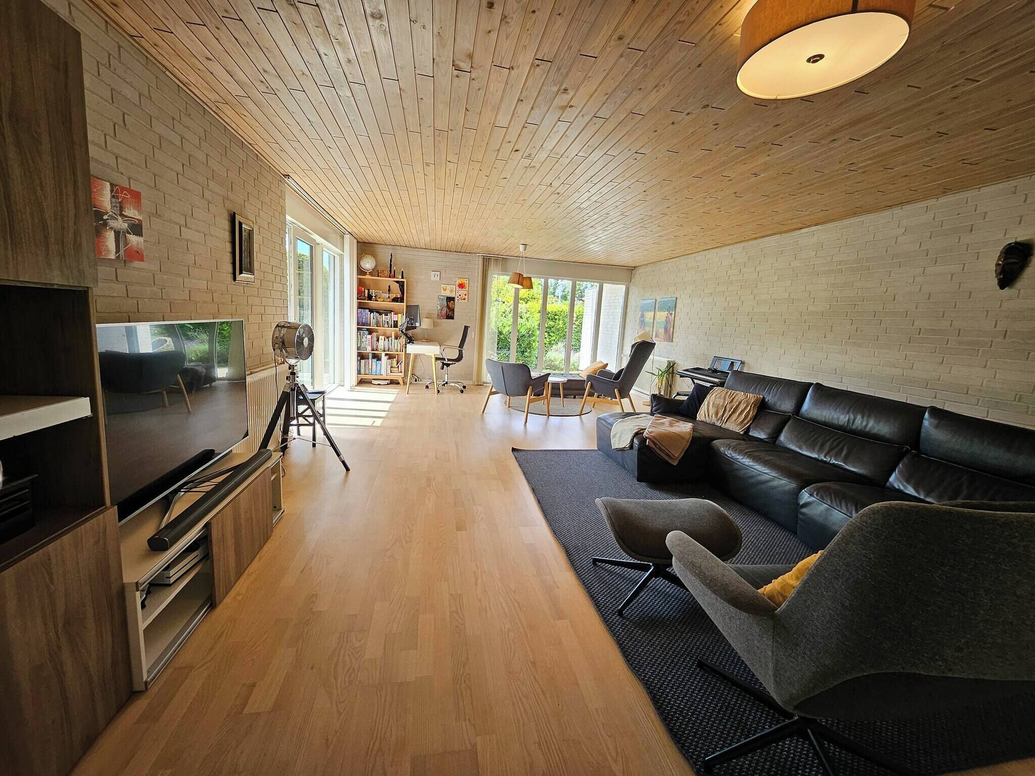 Vila, 3 quartos, acessível, terraço | Sala de estar | Livros