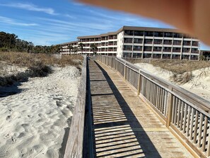 Property grounds - Relaxing Villa on Hilton Head Island Perfect Beach, Pool and Amenities on site🏖👌 (Hilton Head Island)