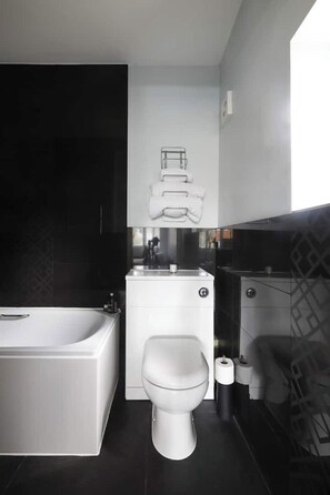 Een haardroger, handdoeken, zeep, toiletpapier