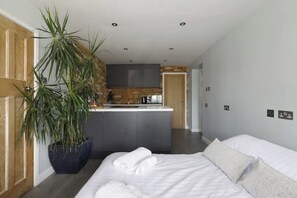 1 bedroom, iron/ironing board, WiFi, bed sheets - Free parking fast WiFi studio (Brighton and Hove)